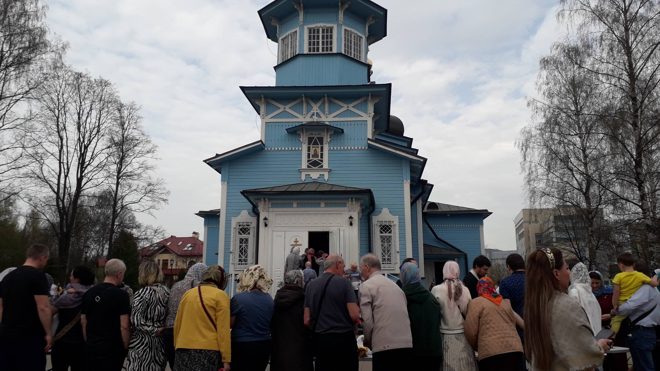 Санкт-Петербург. Голубая церковь возле станции метро Удельная. Где святить куличи в Пасху. смотреть онлайн