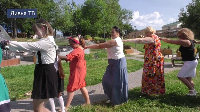В Летнем саду Тихвина прошел флешмоб женственности «Сияй, вдохновляй, твори!» смотреть онлайн