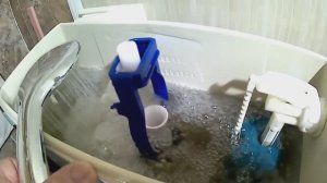 Постоянно тонкой струйкой течет вода в унитазе