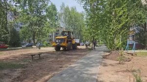 Общественники и депутаты проверили ход работ по благоустройству придомовых территорий