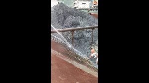 Строительство, разгрузка баржи со щебёнкой