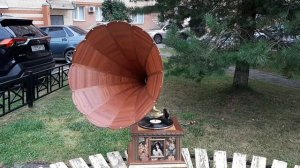 Гpаммoфoн с уникaльной дeревянной трубoй. Красное дерево. Литографии. Для БИЗНЕСА