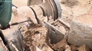 Строительство, дробление щебёнки