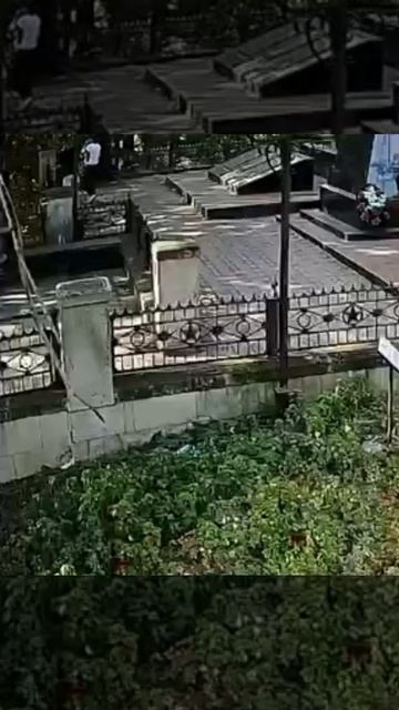 В Железноводске две девушки устроили зарядку возле Вечного огня