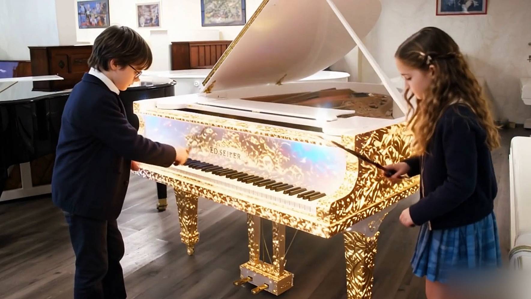 Белый рояль Seiler (Зайлер, Германия) превращается в золотой... смотреть онлайн