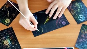 Космический пейзаж в технике граттаж