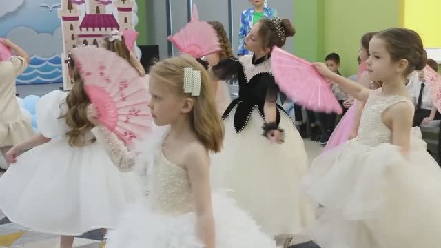 Танец с веерами для детского сада под музыку Вивальди 💃 смотреть онлайн