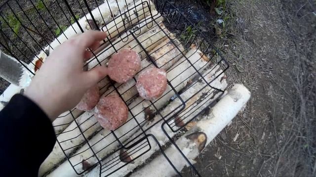 Отшельник выживает в лесу и готовит бургеры из дичи смотреть онлайн