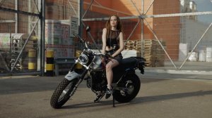 Девушка и мотоцикл SCOUT TW300.