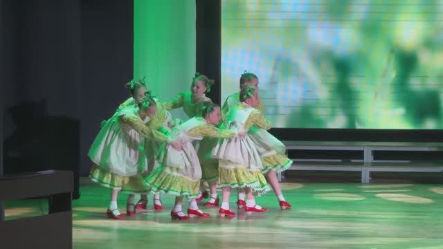Яркий детский народный танец «Комарочки» - анс. Сияние смотреть онлайн