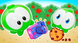 Ам Ням собирает ягоды на пикнике!  Веселые приключения игрушки