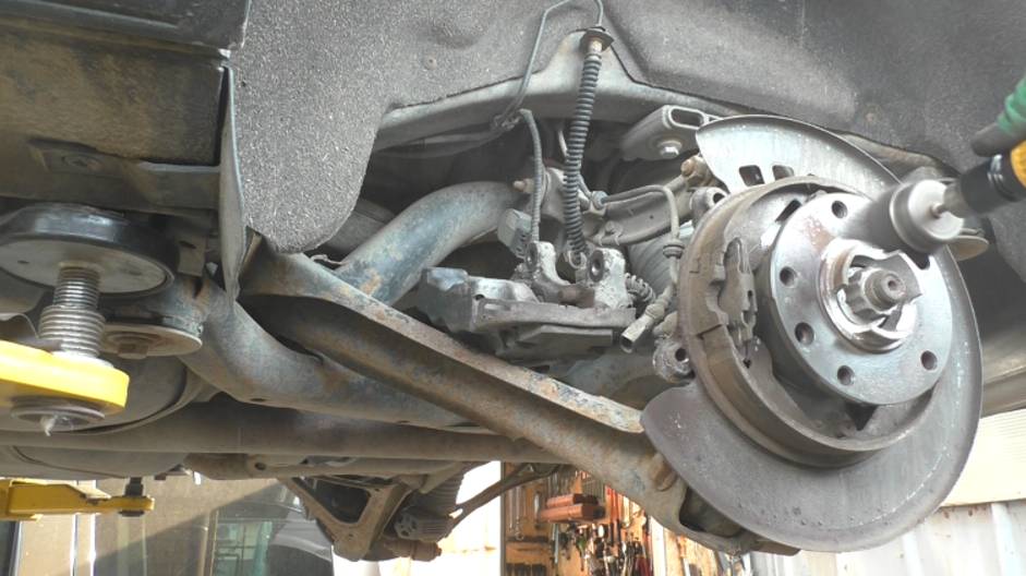 Замена задних тормозных дисков и колодок на АУДИ Q7 2006 AUDI Q7 3,0 дизель