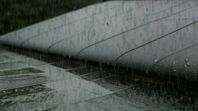 Летний дождь. Дождь. Звуки дождя по металлической крыше смотреть онлайн