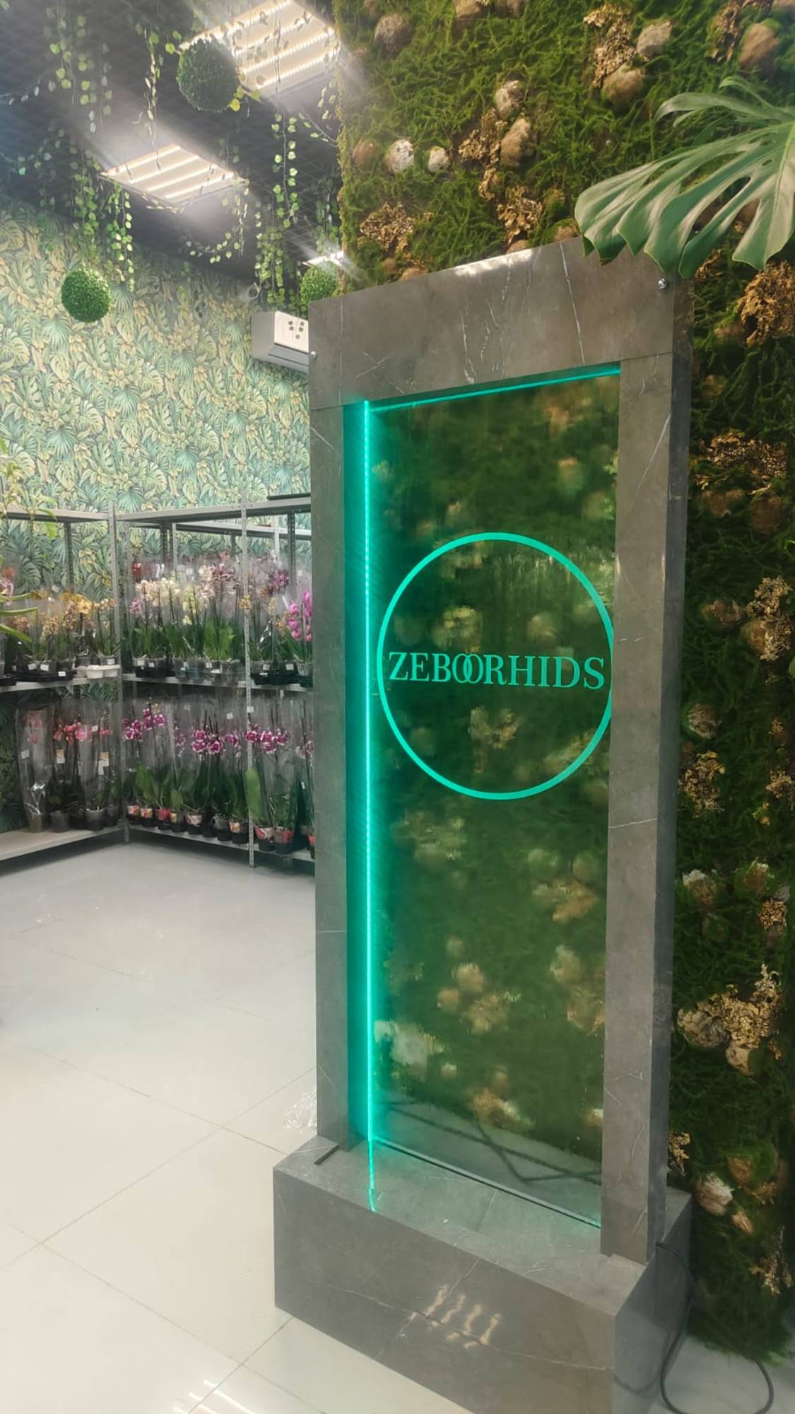 Стационарный водопад с логотипом. смотреть онлайн