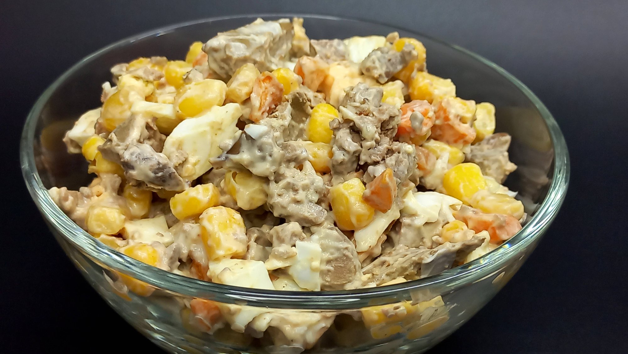 Салат с куриной печенью, кукурузой