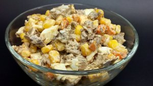 Салат с куриной печенью, кукурузой