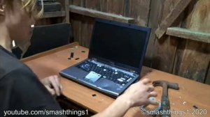 злой офисный работник разгромил ноутбук