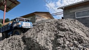 Шишига идёт в опасный подъём над обрывом на ГАЗ 66 RC модель WPL 24.