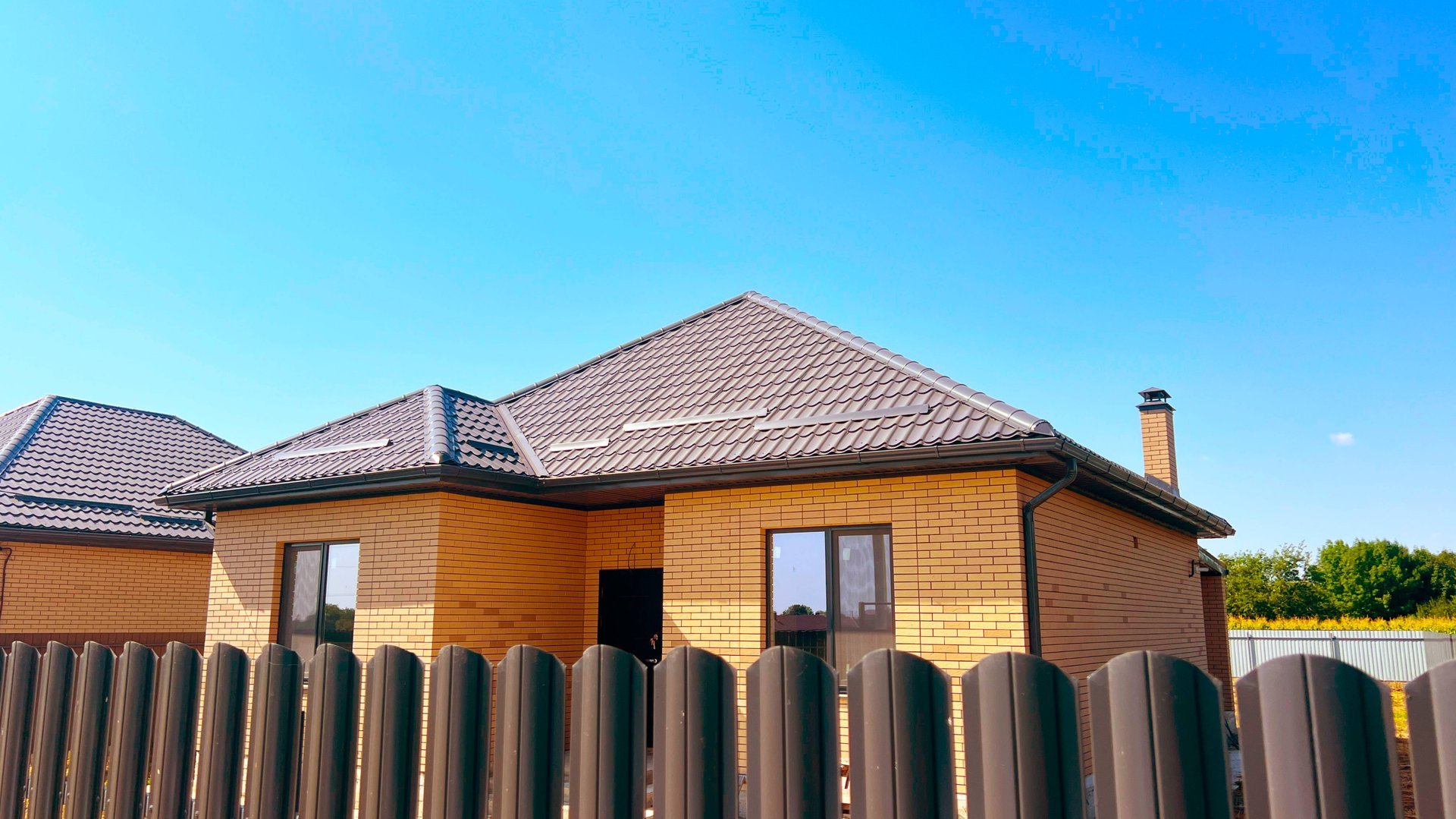 Новый кирпичный дом с террасой — отличное место для семейных вечеров смотреть онлайн