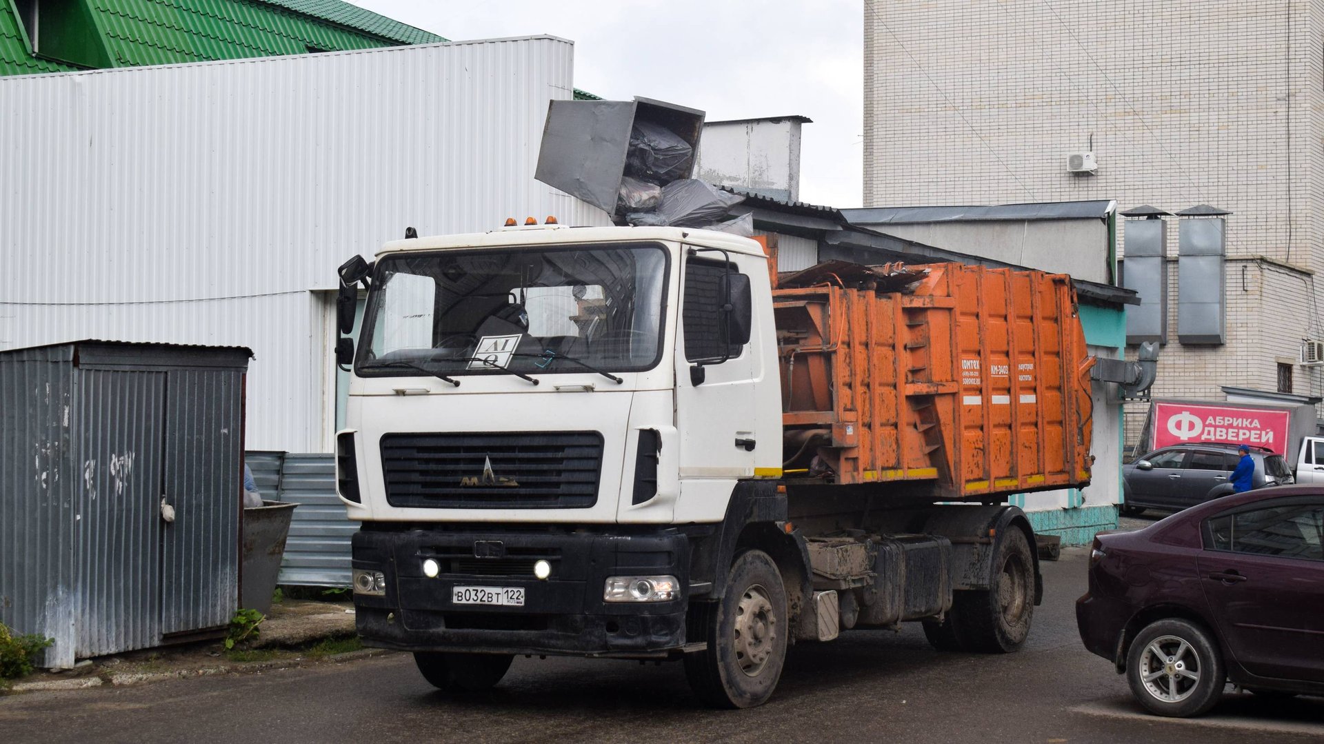 Мусоровоз МКМ-3403 на шасси МАЗ-5340B3 (В 032 ВТ 122). / MAZ garbage truck. смотреть онлайн
