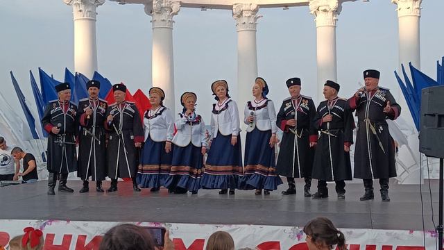 Выступление казачьего ансамбля на День города в Алуште.