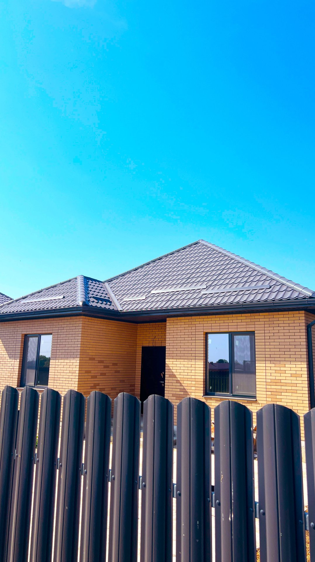 Новый кирпичный дом с террасой — отличное место для семейных вечеров смотреть онлайн