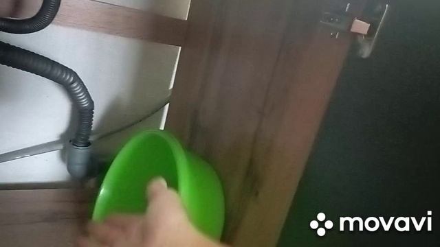 продолжается ремонт в старом доме 1956 года постройки, перепаяли трубы, установили новую мойку смотреть онлайн