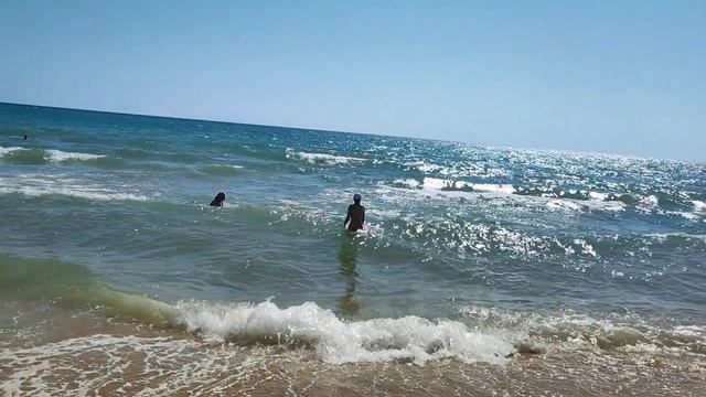 Отдыхаем на море и купаемся на центральном пляже в Благовещенской. смотреть онлайн