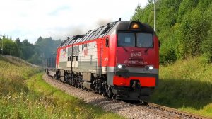 2ТЭ25КМ-0435 с грузовым составом из платформ