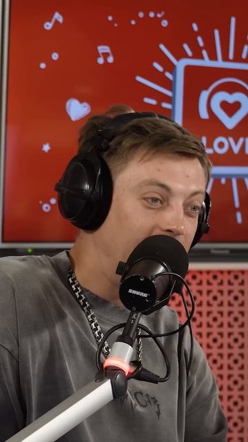 Джарахов против высоты! Кто выше — он или SERYABKINA? А может... статуя Мыслителя? #loveradio смотреть онлайн