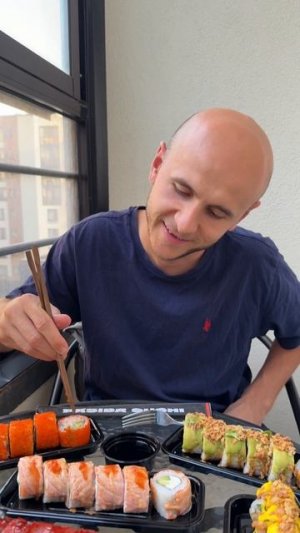 Умеешь кушать суши палочками?