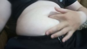Играюсь с пухлым животиком