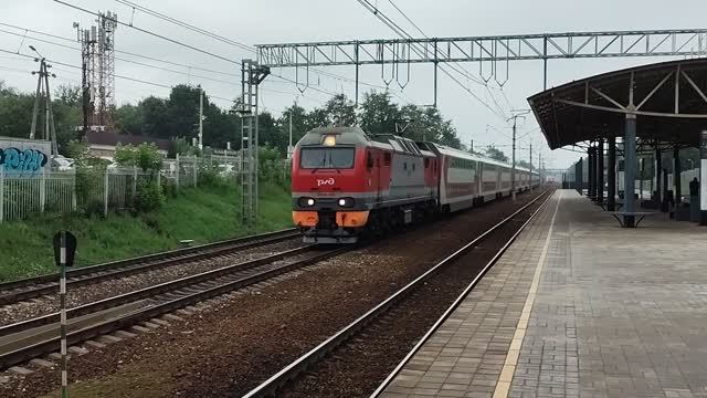 Электровоз ЭП2К-355 (ТЧЭ-6) со скорым поездом "Двухэтажный состав" № 066Э Тольятти - Москва. смотреть онлайн