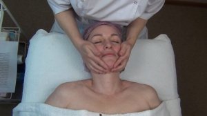 Массаж лица. Начало. Правильно сидим. Наносим теплое  масло.