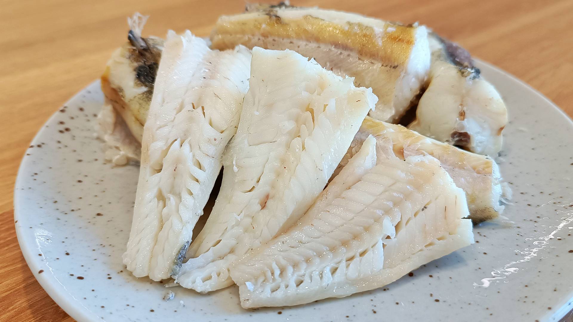 ОТВАРНАЯ РЫБА (ТРЕСКА) в лёгком и ароматном рассоле смотреть онлайн