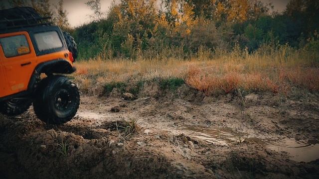 Непредсказуемое движение Jeep Rubicon 1/8 Yikong смотреть онлайн