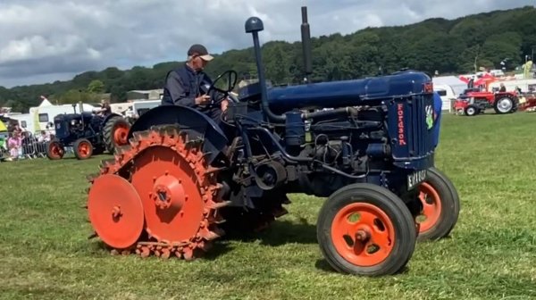 МОЩЬ! Мужики показали Caterpillar 1949 года! Работает, как новый! #6