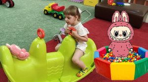 Полина с Лабубу играют в детской комнате Лимпопо