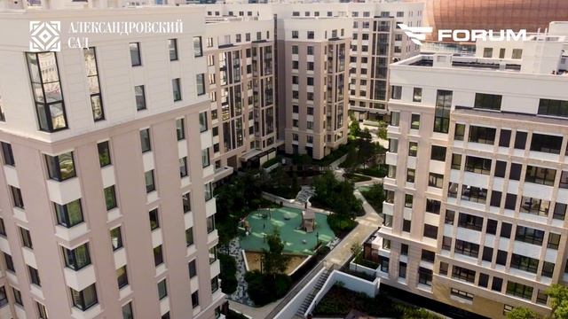 Александровский сад: зелёный сад во дворе и классическая архитектура