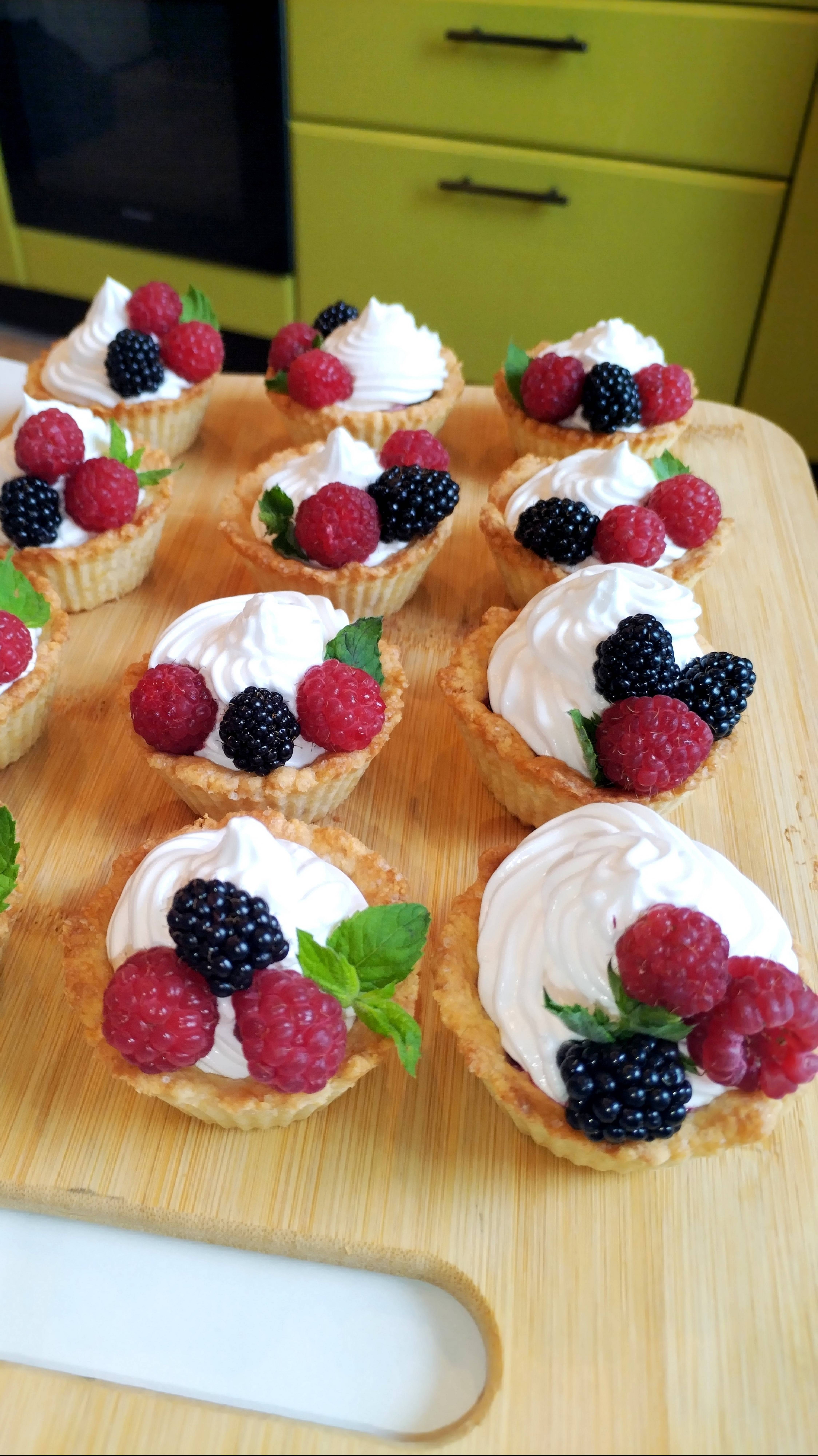 Песочные корзиночки с малиной и ежевикой.