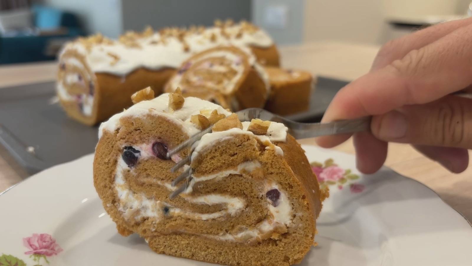 Рулет «Облако» - мягкий как торт, а готовится за 15 минут вместе с выпечкой. Палочка выручалочка! смотреть онлайн