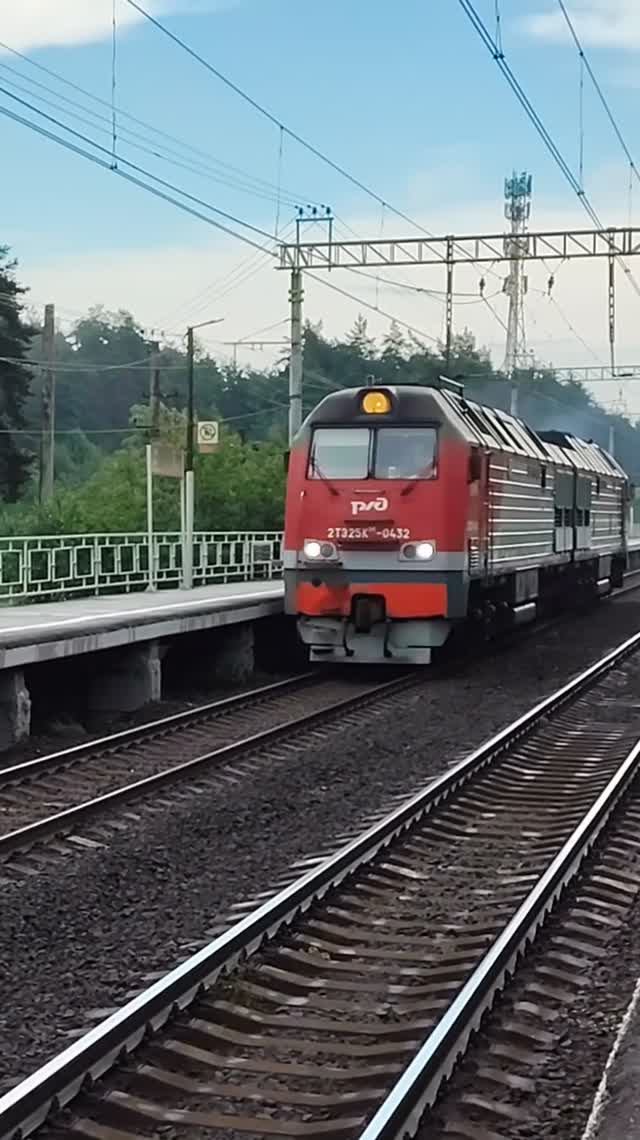 Тепловоз 2ТЭ25Км-0432 (ТЧЭ-2) следует резервом. смотреть онлайн