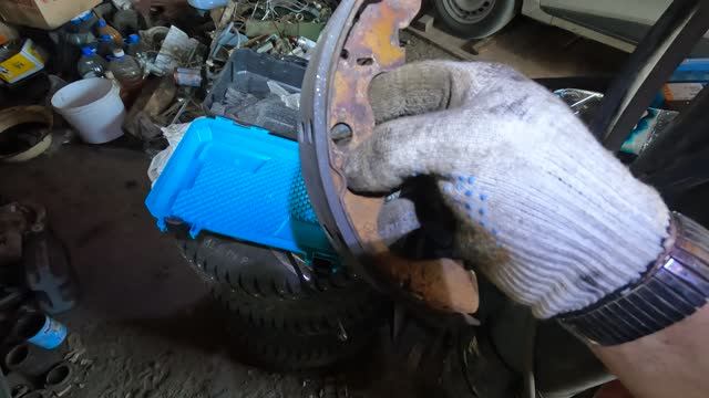 Замена задних тормозных колодок (накладок) за 500 рублей на любом автомобиле рено с барабанами