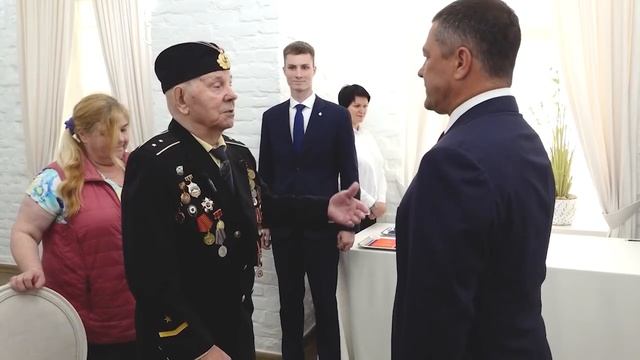 98-летний ветеран получил российское гражданство после отказа подписать анкету лояльности в Латвии смотреть онлайн