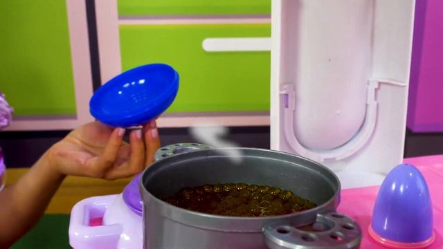 Готовлю игрушкам! Каша для пупсов Беби Бон и Baby Alive. Игры для детей готовка еды для кукол смотреть онлайн