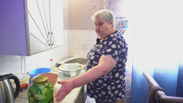 НЕ ЗНАЕМ КУДА ДЕВАТЬ ОГУРЦЫ ЗАСТАВЛЕНЫ БАНКАМИ ХОЛОДИЛЬНИКИ КОНСЕРВИРУЕМ ДОМА ОГУРЕЧИКИ САМИ смотреть онлайн