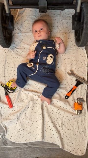 Чинит свою бибику😅