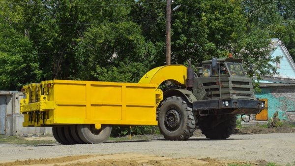 МоАЗ-546П с прицепным катком ДУ-16Г/Soviet single-axle tractor MoAZ-546P with trailer roller DU-16G