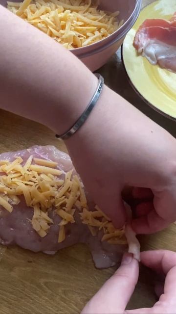 Куриные рулетики с сыром в беконе в духовке