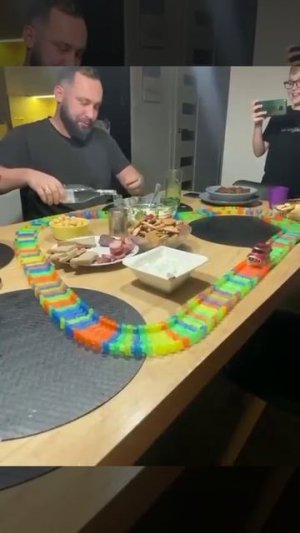 Помощник за столом